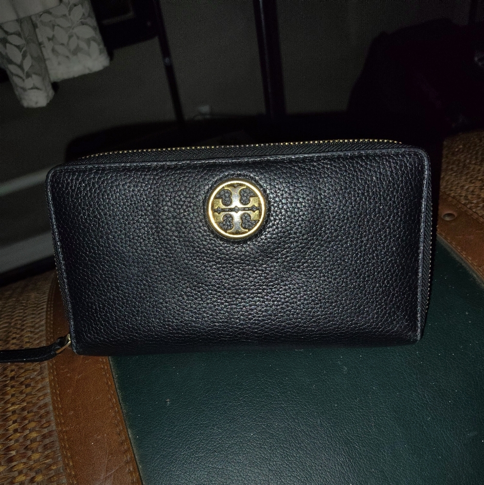 Tory Burch Black Pebbled Leather Wallet Authentic with Gold Emblem